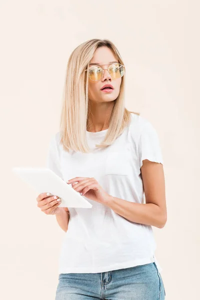 Atraktivní Mladá Žena Brýlích Odvrátila Držení Digitální Tabletu Izolované Béžové — Stock fotografie zdarma