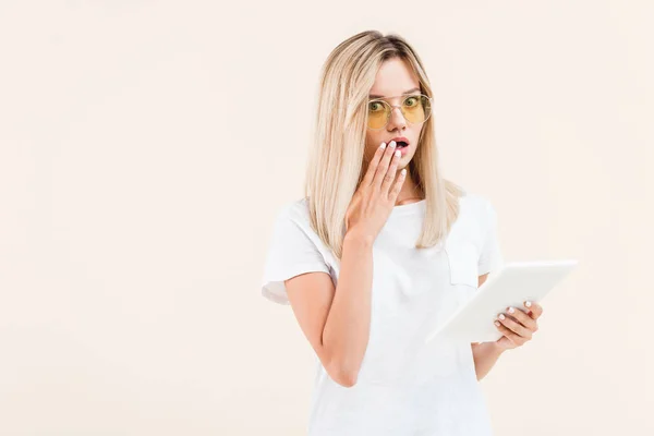 Shocked Stylish Woman Eyeglasses Covering Mouth Hand Holding Digital Tablet — Stock Photo, Image