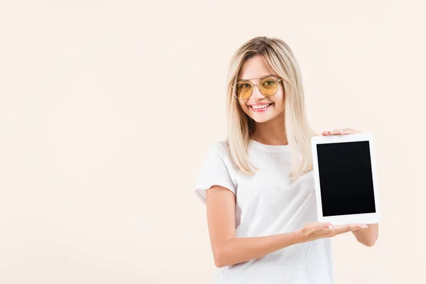 Щаслива Молода Жінка Окулярах Показує Цифровий Планшет Порожнім Екраном Ізольовано — стокове фото