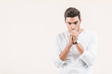 odaklı düşünme ve izole üzerinde bej arayan genç adam