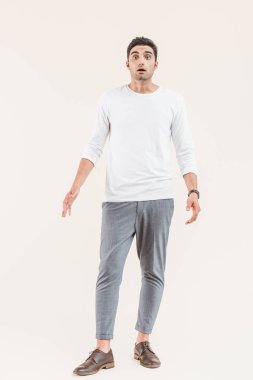 Tam boy görünüm üzerinde bej izole kamera bakarak şok gencin