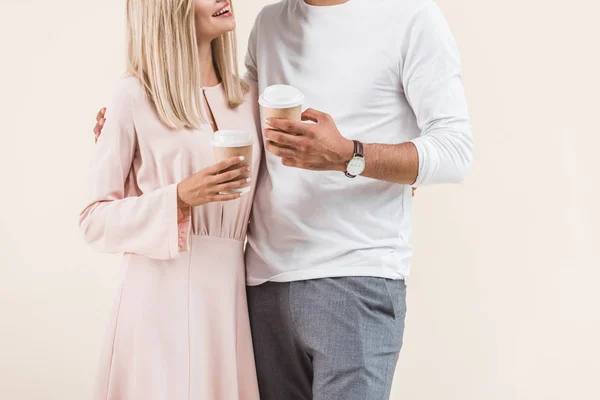 年轻夫妇持有的一次性咖啡杯被隔离在米色拍摄 — 免费的图库照片