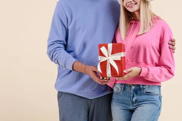 Schnappschuss Eines Jungen Paares Mit Geschenkbox Isoliert Auf Beige — kostenloses Stockfoto