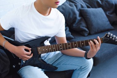 evde elektrik gitar gitarist kırpılmış görüntü