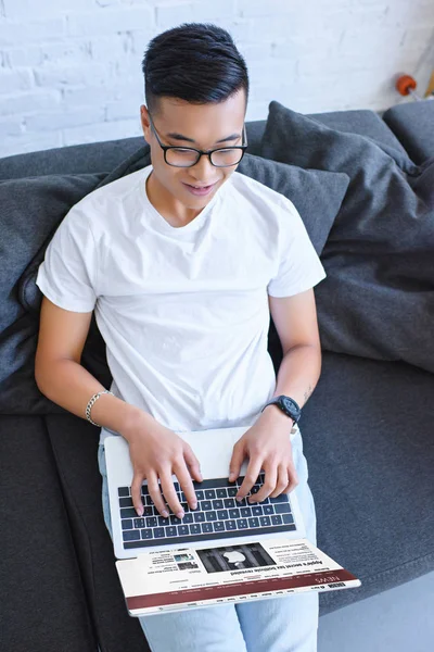 Hochwinkel Ansicht Eines Hübschen Asiatischen Mannes Mit Laptop Mit Geladenen — Stockfoto