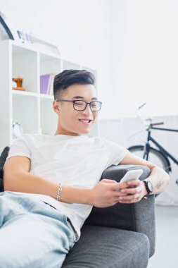 koltukta yalan ve istimal smartphone vasıl ev mutlu yakışıklı Asyalı adam