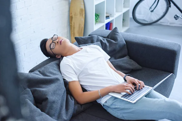 Alto Ângulo Vista Jovem Asiático Homem Dormindo Segurando Laptop Sofá — Fotografia de Stock