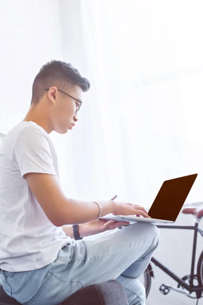 Vista Lateral Bonito Asiático Homem Usando Laptop Com Tela Branco — Fotografia de Stock