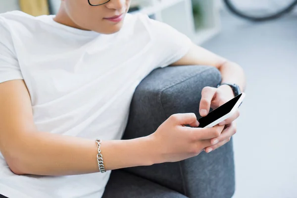 Imagen Recortada Del Hombre Acostado Sofá Uso Teléfono Inteligente Casa — Foto de stock gratis