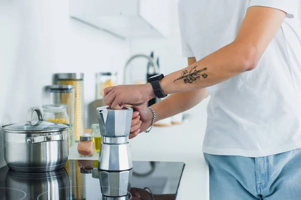 Крупный План Молодого Человека Татуировками Готовящего Кофе Кухне — стоковое фото