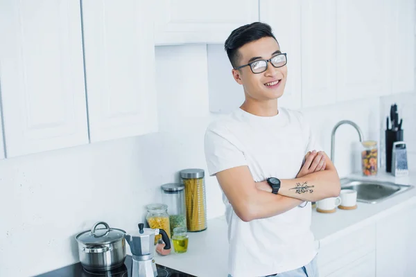 Bonito Sorrindo Jovem Asiático Homem Óculos Com Cruzado Braços Cozinha — Fotografia de Stock