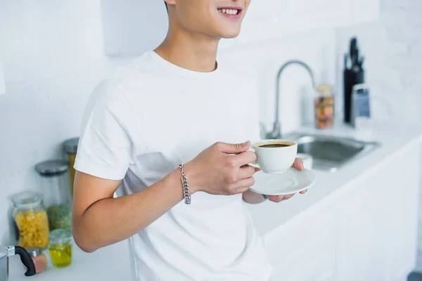 Cropped Shot Smiling Young Man Holding Cup Coffee Kitchen — Free Stock Photo