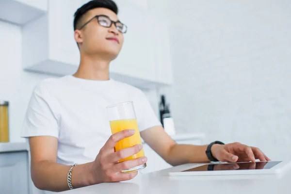 Vista Ángulo Bajo Del Joven Sonriente Sosteniendo Vaso Jugo Usando — Foto de stock gratis