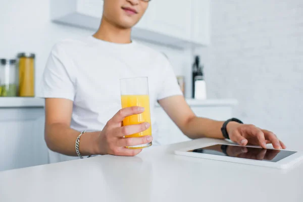Cropped Shot Young Man Holding Glass Juice Using Digital Tablet — Stock Photo, Image