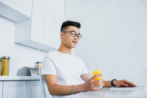 Bajo Ángulo Vista Sonriente Joven Asiático Hombre Gafas Celebración Vidrio — Foto de Stock