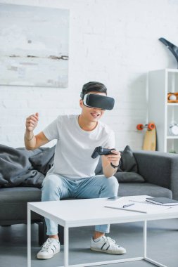 joystick ile evde oynarken sanal gerçeklik kulaklık heyecanlı genç adam