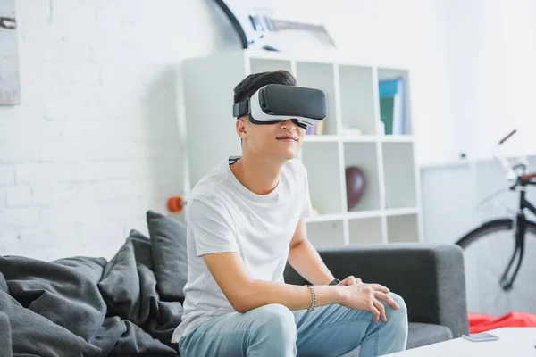 Sorrindo Jovem Asiático Homem Usando Virtual Realidade Fone Ouvido Casa — Fotos gratuitas