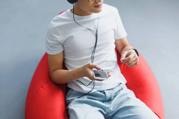 Recortado Disparo Hombre Joven Usando Teléfono Inteligente Escuchar Música Los —  Fotos de Stock