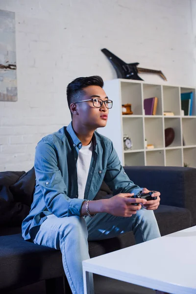 Joven Asiático Hombre Usando Joystick Jugando Video Juego Casa — Foto de stock gratuita
