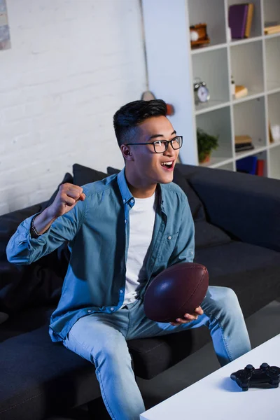 Alto Ángulo Vista Excitado Joven Asiático Hombre Celebración Rugby Pelota — Foto de stock gratuita