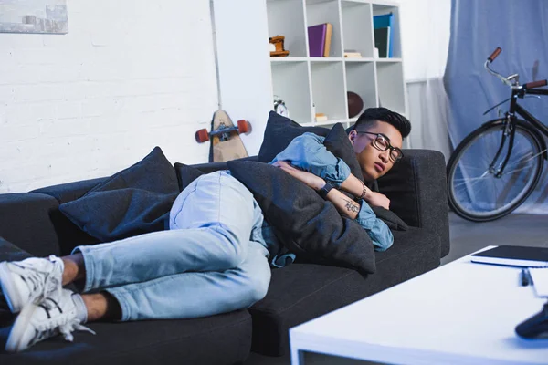 Joven Asiático Hombre Gafas Durmiendo Sofá Casa — Foto de stock gratis