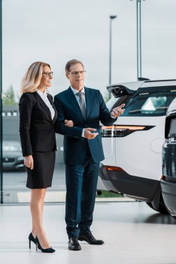 gülümseyen iş adamı ve iş kadını yeni otomobil showroom seçme