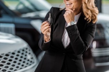 gülümseyen işkadını showroom araba tuşunu basılı tutarak atış kırpılmış