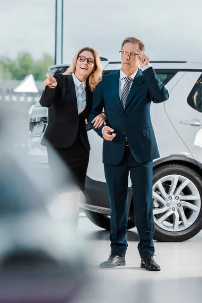 Kaufmann Und Geschäftsfrau Wählen Neues Auto Showroom — kostenloses Stockfoto