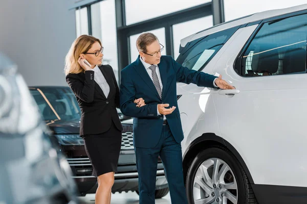 Pareja Negocios Busca Nuevo Automóvil Salón Concesionarios — Foto de Stock