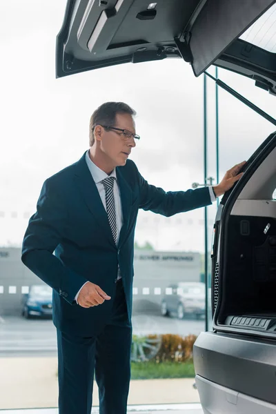 Homme Affaires Dans Les Lunettes Choisir Une Nouvelle Voiture Dans — Photo