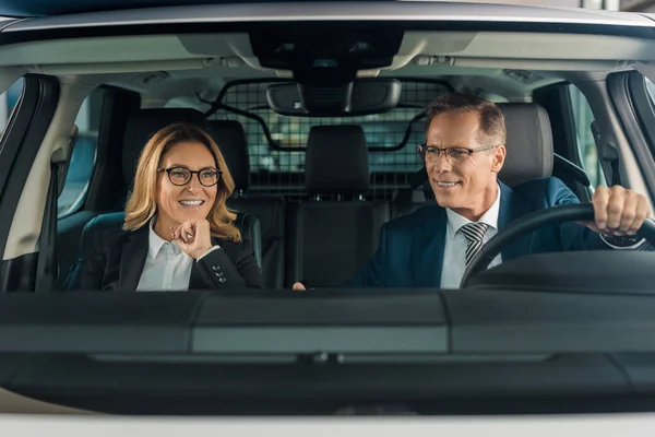 Lachende Business Paar Zittend Nieuwe Auto Voor Test Drive — Stockfoto