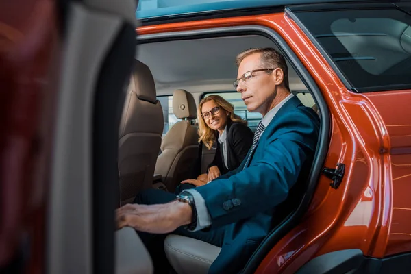 Zijaanzicht Van Ondernemers Zitten Rug Zit Nieuwe Auto Dealer Salon — Stockfoto
