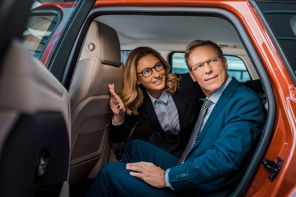 Zijaanzicht Van Ondernemers Zitten Rug Zit Nieuwe Auto Dealer Salon — Stockfoto