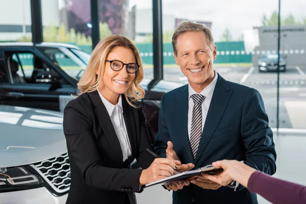 Happy Business Couple Signing Papers Buying New Car Showroom — Stock Photo, Image