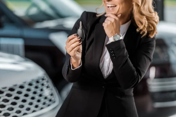 Bijgesneden Schot Van Glimlachende Zakenvrouw Auto Knop Ingedrukt Showroom — Stockfoto