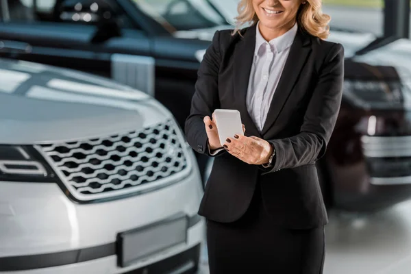 Tiro Recortado Revendedor Carro Feminino Usando Smartphone Showroom — Fotografia de Stock