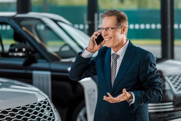 Przystojny Biznesmen Dorosły Rozmawiając Przez Telefon Salonie Dealera Samochodów — Zdjęcie stockowe