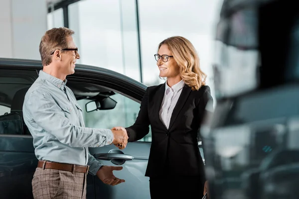 Cliente Adulto Revendedor Carros Feminino Apertando Mãos Showroom — Fotografia de Stock