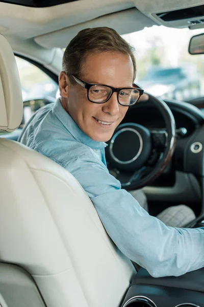 Bonito Adulto Homem Condução Luxo Carro Olhando Para Trás — Fotografia de Stock