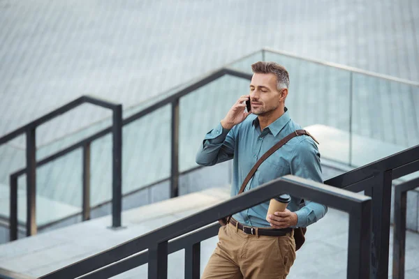 Smartphone Ile Konuşmak Kağıt Bardak Merdivenlerde Dururken Tutan Orta Yaşlı — Stok fotoğraf