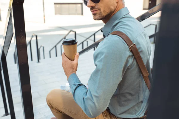 Tiro Cortado Homem Óculos Sol Segurando Xícara Papel Com Café — Fotografia de Stock