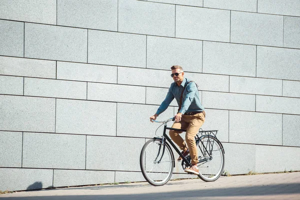 Bonito Elegante Homem Óculos Sol Andar Bicicleta Rua — Fotografia de Stock
