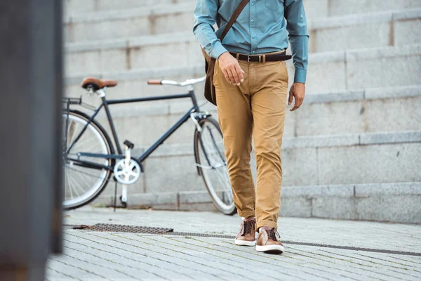 Recortado Disparo Hombre Elegante Caminando Por Calle Bicicleta Estacionada Detrás — Foto de Stock