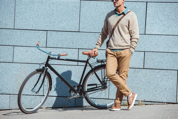 Cropped Shot Stylish Middle Aged Man Standing Bicycle Street — Stock Photo, Image