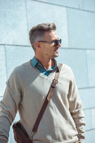 Portrait Handsome Stylish Middle Aged Man Sunglasses Looking Away Street — Free Stock Photo