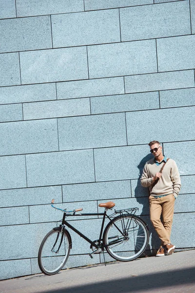 Handsome Stylish Middle Aged Man Sunglasses Standing Bicycle Street — Stock Photo, Image