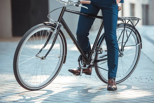 低部屋外自転車に座って実業家 — ストック写真