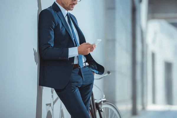 Colpo Ritagliato Uomo Affari Appoggiato Muro Utilizzando Smartphone — Foto Stock