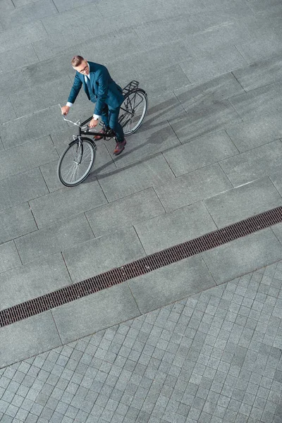 Visão Alto Ângulo Belo Empresário Desgaste Formal Sentado Bicicleta Olhando — Fotografia de Stock