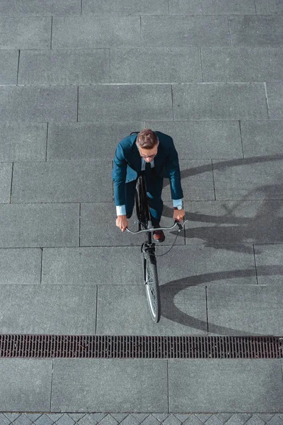 Visão Alto Ângulo Homem Negócios Uso Formal Andar Bicicleta Rua — Fotografia de Stock